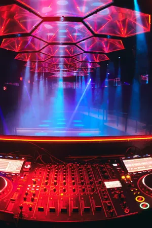 Event: Enter a bar. Leave a club. Event-Bild: Enter a bar. Leave a club.