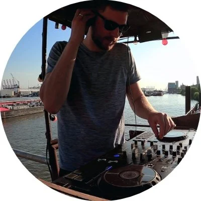 Flyer: HOUSEBOAT GROOVES mit OLL-ZEN Flyer: HOUSEBOAT GROOVES mit OLL-ZEN