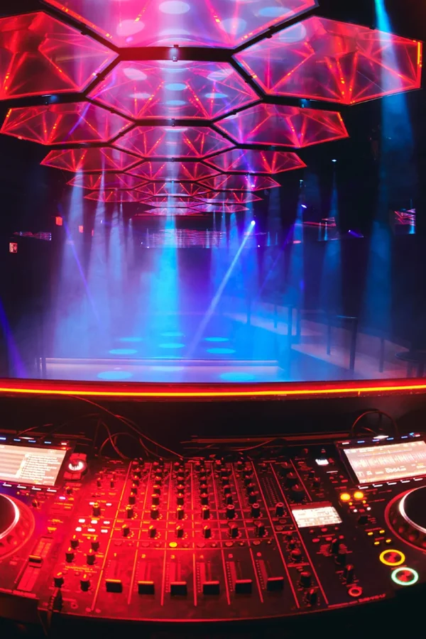 Event-Bild: Enter a bar. Leave a club.