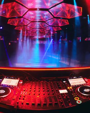 Event: Enter a bar. Leave a club. Event-Bild: Enter a bar. Leave a club.