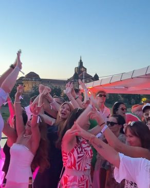 Event-Bild: „Signature Red" Partyboot