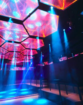 Event: Enter a bar. Leave a club. Event-Bild: Enter a bar. Leave a club.
